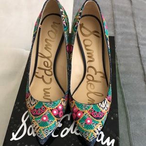 Hazel Indigo Embrd 7 1/2 size pumps